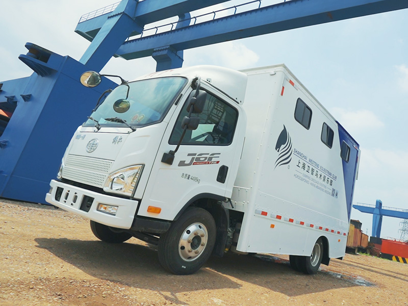 2匹藍牌自行式運馬車(chē)